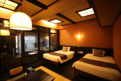 セミダブルサイズのツインベッドルームです。3名様ご利用時は、お布団を一組ご用意致します。