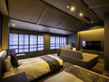 雲仙の山々と街並み、湯煙のぼる風情ある景色を楽しめる和洋室。2023年3月リニューアル。