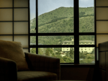 雲仙の山々と温泉街を一望できる客室です。