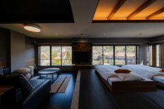 セミダブルサイズのツインベッドルームです。3名様以上ご利用の際は、お布団をご用意致します。