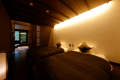 山照‐別邸‐　雲のベッドルーム。ベッドマットレスはドイツのシェララフィア社ゲルテックスを採用。体重を感じさせないマットは、心地よい眠りを誘います。