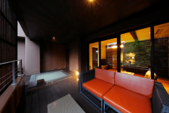 山照‐別邸‐　雲のテラスから客室と露天風呂を望む。