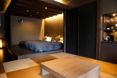 山照‐別邸‐　宙(そら）　露天風呂・テラス付き客室です。吹き渡る風と葉擦れの音…心地よい自然のリズムに身を任せゆったりとお過ごしください。
こちらの客室は、ベッドルームとリビングスペースが一体となった広々とした造りとなっております。