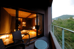 山照‐別邸‐　真
テラスに座ると雲仙の自然を感じる事が出来ます。日々の喧騒から離れ、風の音、川のせせらぎ、鳥のさえずりに身を任せ、ゆっくりと流れる時間を感じてください。