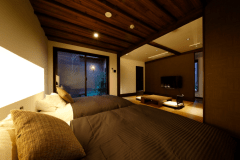 山照‐別邸‐　想　箱庭露天風呂付客室
中庭に露天風呂が付いた、こじんまりとした隠れ家のような雰囲気の客室。