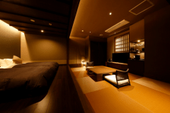 山照‐別邸‐　凜　箱庭露天風呂付客室
中庭に露天風呂が付いたこじんまりとした隠れ家のような雰囲気の客室。