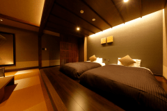 山照‐別邸‐　凜
ベッドマットはドイツ シェララフィア社のゲルテックスを採用。体重を感じさせないマットレスは、心地よい眠りを誘います。