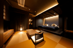 山照‐別邸‐　葉　箱庭露天風呂付客室
中庭に露天風呂が付いた、こじんまりとした隠れ家のような雰囲気の客室。