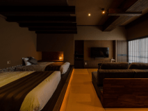 その昔、サンセットヒルと呼ばれた絹笠山を望む和洋室。