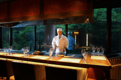 鉄板焼き「桜橋」　目の前でA5ランクの長崎和牛と橘湾の海の幸、島原半島の種取り野菜をじっくりと焼き上げ、出来立てをお召し上がりいただくカンター料理です。