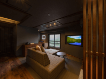 本館・ロウリュウサウナツイン　窓外には絹笠山の緑が広がります。