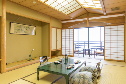 最上階オーシャンビュー和室（12畳タイプ）。最上階のお部屋から見る土肥の海の眺望は最高です。