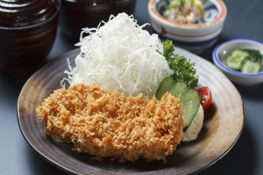 ◆5種から選べる夕食「黒豚トンカツ定食」／ジューシーな黒豚をサクサクとんかつでどうぞ♪（イメージ）