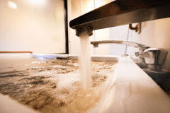 【温泉プレミア-客室内風呂】滞在中、何度も気軽に極上泉質が楽しめる源泉かけ流し