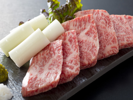 ［知多牛］溶岩プレートでじっくりふんわりと焼き上げる。天然塩と柚子胡椒で　※写真は約２人前