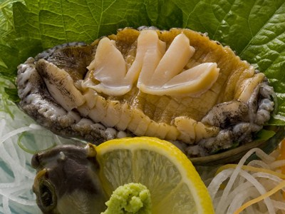 ［アワビ刺身］コリコリ食感と鮮烈な磯の香りが魅力。
