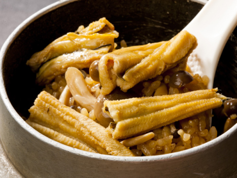 ［アナゴ釜飯］ホックホクのアナゴ釜めしは食べ応え充分。特に初夏～夏頃が旬で身も肉厚に