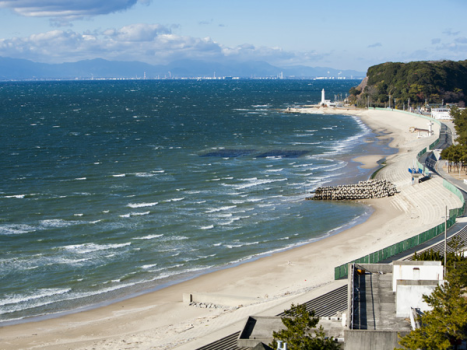 晴天時には爽やかな海岸線（小野浦海岸～お吉ヶ浜）が眼下に。特に早朝の清々しさは、身も心もリフレッシュさせてくれる