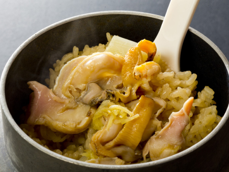 ［大アサリ釜飯］生姜風味。炊き上がると少し身が縮むが、そのぶん貝の旨みが飯に染み込んでいる