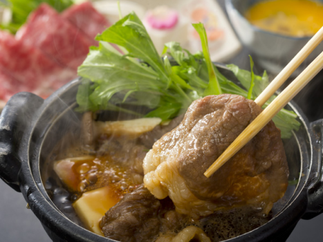 ［知多牛すき焼き］地元産銘柄”知多牛”の肩ロース肉を、すき焼き風の一人鍋で味わう。口いっぱいに広がる肉の旨み…