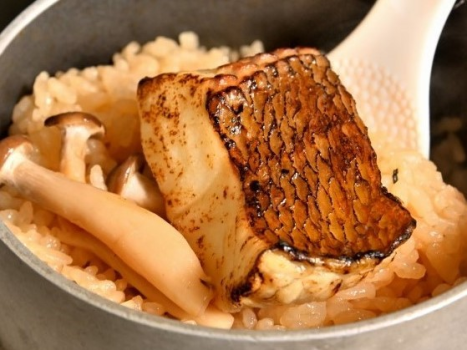 ［鯛釜飯］田舎味噌風味。身をほぐし飯と混ぜ合わせることでホクホクの鯛メシに