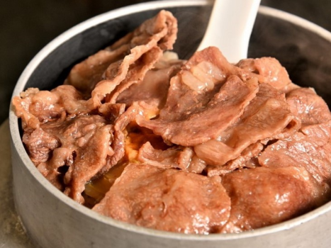 ［知多牛釜飯］炊き上がるにつれ食欲をそそる肉の香りが辺りに漂い始める。旨みの強い知多牛ならではの、食べ応え充分な釜めし