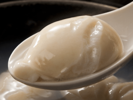 ［トラフグ白子］口中にあふれる濃厚な味わい。１～２月頃が特に大ぶりで食べ応えもある