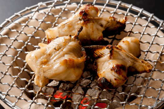 魚醤のタレに浸したトラフグを炭火で。香ばしい香りが辺りに広がる