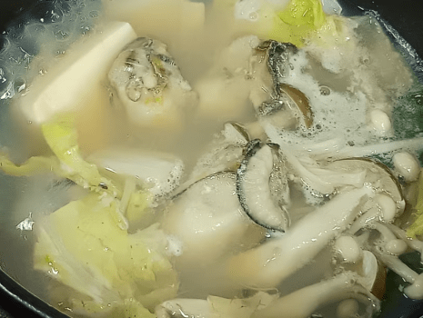 【牡蠣（カキ）の酒蒸し風一人鍋イメージ】ダシの一滴まで味わってほしい…