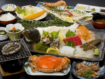 『海伝説料理』-全体のイメージ。アワビ（刺身もしくは踊り焼きより選択）が一人一杯ずつ付きます。※魚の種類などは日替わりです。