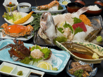 『海賊物語料理』-全体のイメージ。伊勢海老の姿造りが２～３名様につき一匹分ずつ付きます。※魚の種類などは日替わりです。