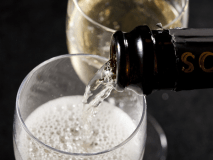 スパークリングワインイメージ。甘口のイタリア産や辛口のスペイン産など（変更あり）