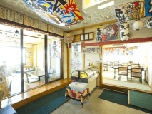 【食事処魚半（うおはん）】ご朝食やご昼食の会場として。窓の外には伊勢湾の海が