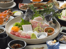 海鮮尽くしイメージ - 活造りを中心とした、ご宿泊時のベーシックなご夕食例（魚の種類などは日替わり）