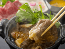 ［知多牛すき焼き］地元産銘柄”知多牛”の肩ロース肉を、すき焼き風の一人鍋で味わう。口いっぱいに広がる肉の旨み…