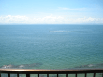 和洋室のベランダより。伊勢湾一望、爽やかな潮風もここちよく…