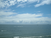 晴天時の海（伊勢湾）の様子。漁船や名古屋港へ向かう客船、またセントレア空港へ向かう旅客機などが眺められる