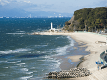 一人旅のイメージ。一人、海岸をゆく…