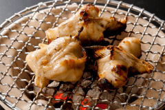 魚醤のタレに浸したトラフグを炭火で。香ばしい香りが辺りに広がる