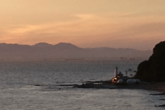 夕暮れ時の静かな海に佇む白亜の灯台。大正時代から伊勢湾を照らし続けるその姿に、ロマンと哀愁を感じるひととき…