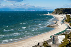 窓の下に広がる小野浦海岸と、その先に見える野間埼灯台。夕刻時には絶好の夕陽スポットとなる。