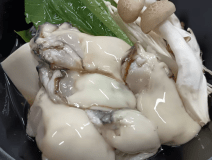 【牡蠣（カキ）の酒蒸し風一人鍋】秋～冬季の期間限定鍋。牡蠣は地元篠島産をメインに近海のものを使用。柚子の効いたさっぱり系のダシに牡蠣のエキスが染み出し、一緒に食べる野菜や豆腐も格別の味わいに