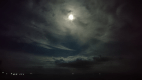 客室より眺める、深夜の月。幻想的な雰囲気