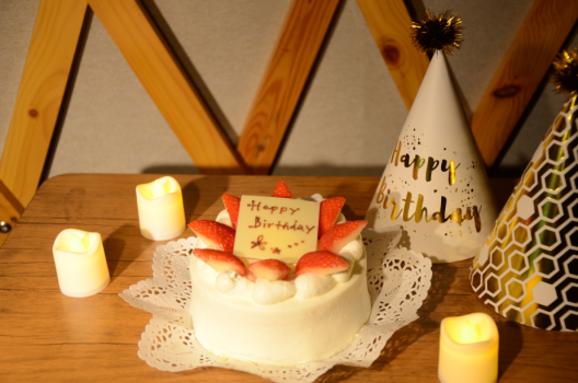 【1泊2食】＜アニバーサリープラン＞お部屋の飾り付け＆4号ホールケーキの特典付きBBQプラン＜Altitude939＞〔1人当たり〕