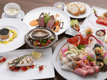 鮑料理、伊勢海老と旬のお造り盛り合わせがついた料理長特選フレンチフルコース（一例）