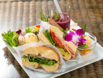 【朝食】新鮮野菜のサラダやフルーツ、スープなどのブレックファースト（一例）