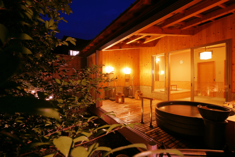 貸切露天風呂「かく恋慕」　浴槽＋洗場＋湯上り処付の広々空間