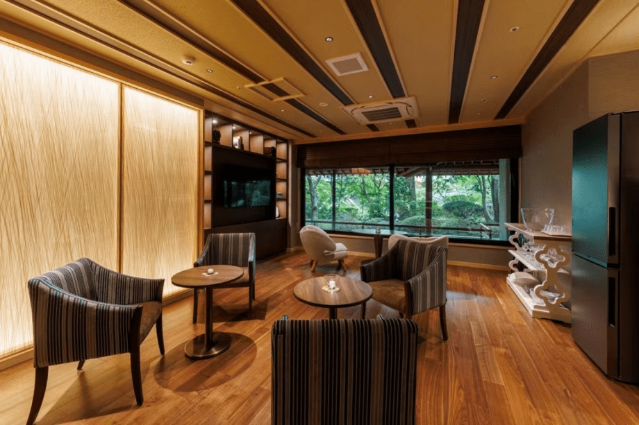 【静龍フロア｜プレミアムラウンジ】移りゆく景色を眺めながら、優雅な時間をお過ごしください。