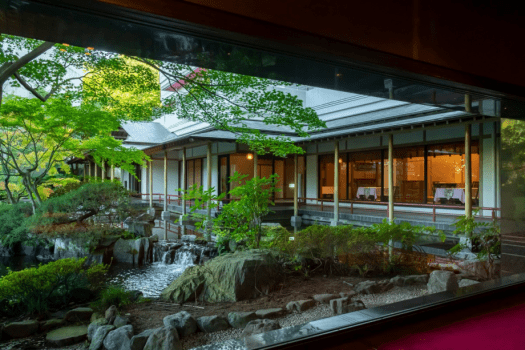 中庭のライトアップは毎晩行っております。庭園が見えるラウンジでゆったりご覧ください。