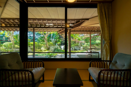 【静龍 一階特別室】間近に四季の自然を楽しみながら、静かな時間を過ごすことができます。